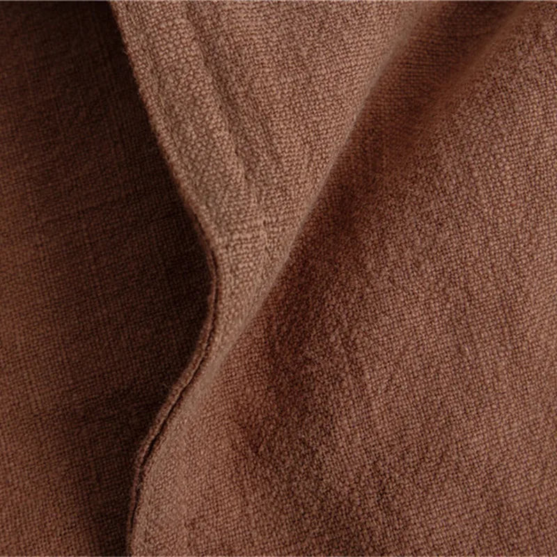 Texture en gros plan d'un tissu marron chaud et doux aux motifs texturés, donnant une impression de confort et de chaleur.