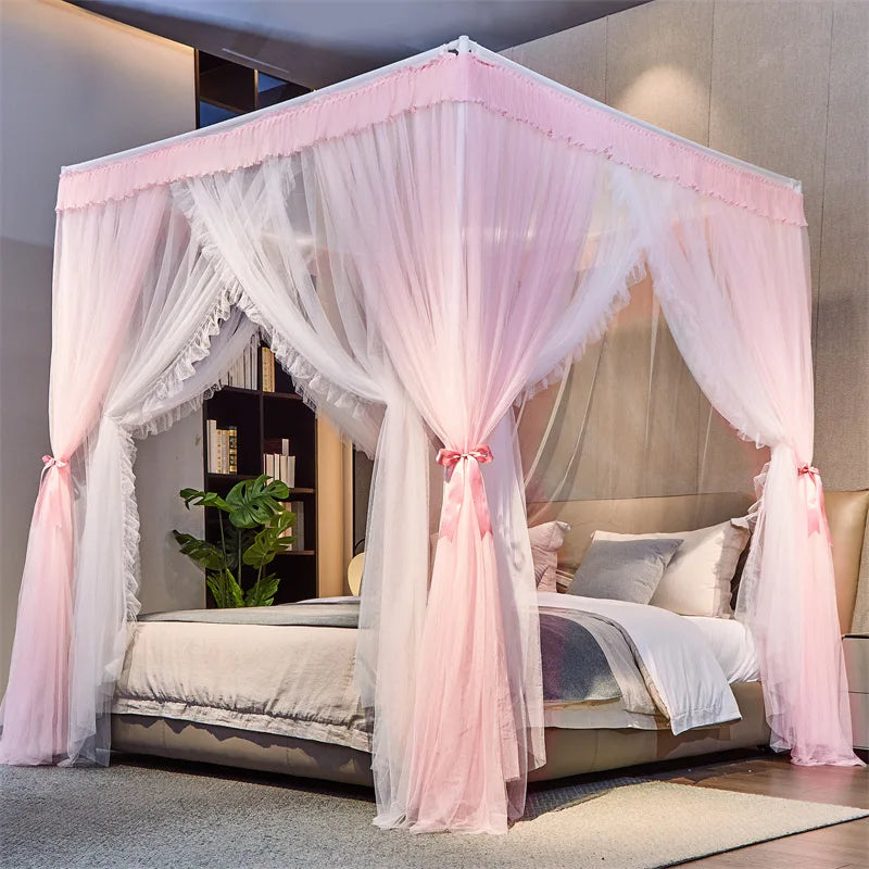 Cadre de lit à baldaquin rose et blanc aux rideaux délicats, créant une atmosphère romantique et intime dans une chambre.