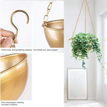 Décoration intérieure avec jardinière suspendue dorée