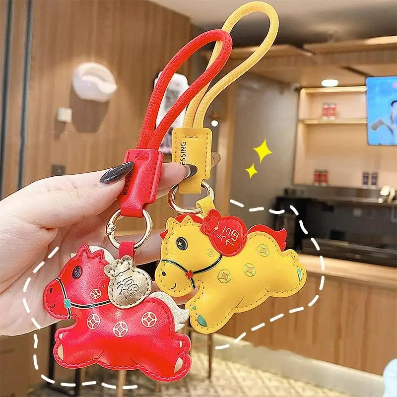 porte clés moderne rouge jaune motif géométrique brillant pendentif cœur doré anneau métallique