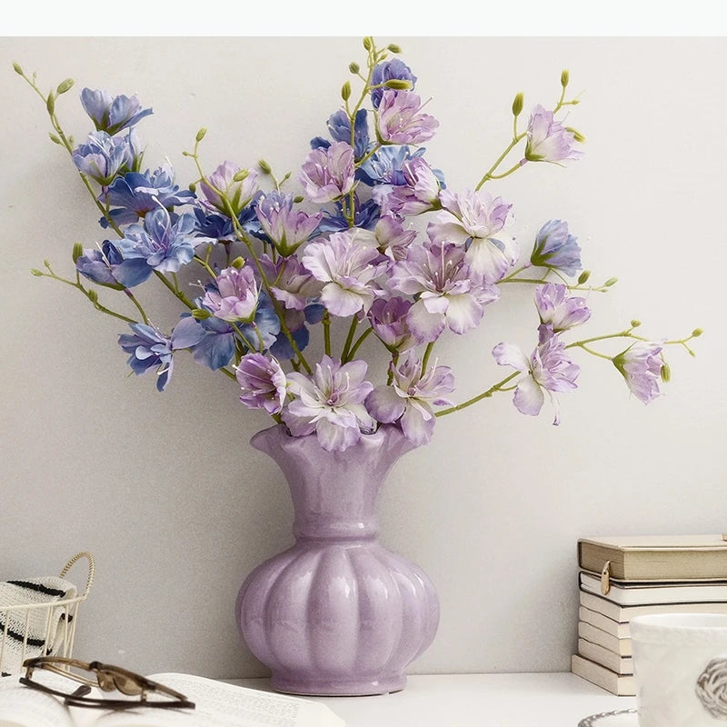 vase moderne transparent motifs floraux blanc rose bleu violet élégant décoration table arrangement floral