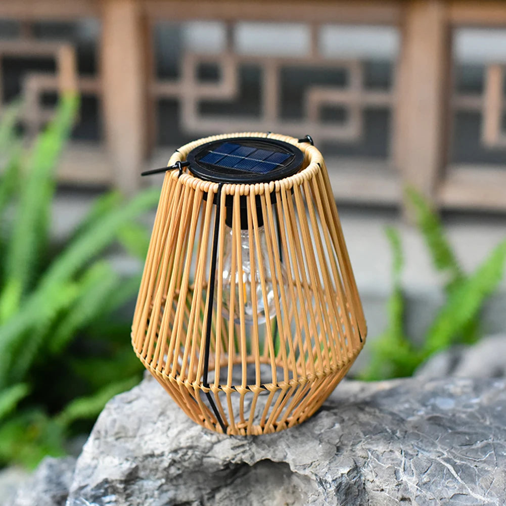 Lanterne solaire allumée la nuit projetant une lumière orange