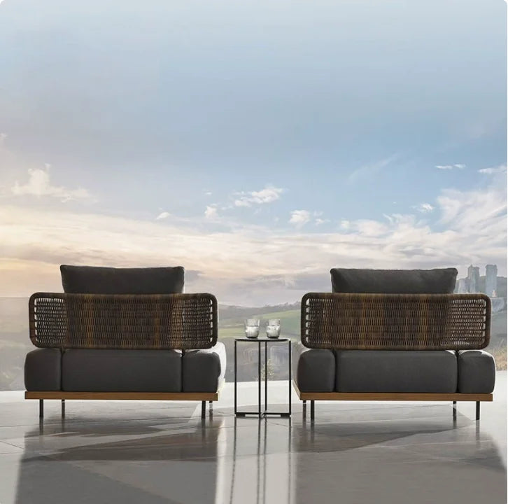 canapé jardin deux places tissu beige bois marron coussins blancs moderne pieds métalliques noirs