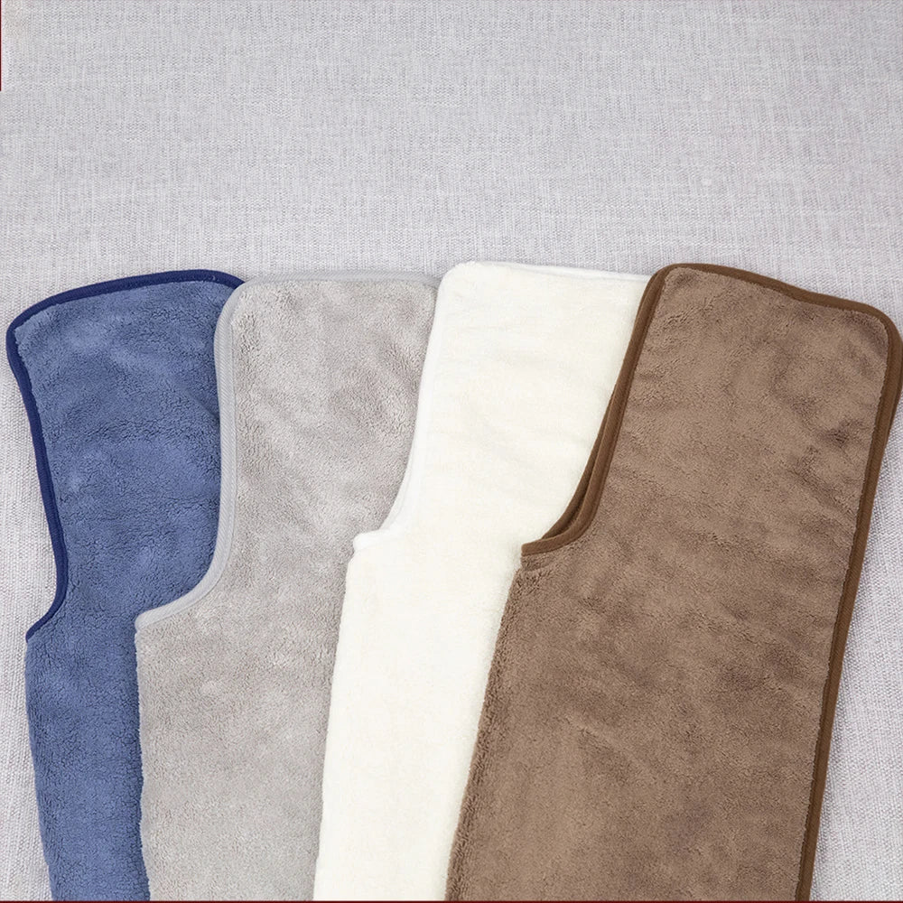 Une variété de tapis de bain aux couleurs neutres et relaxantes, offrant un confort douillet et un style élégant dans la salle de bain.