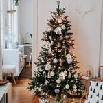 Guirlande lumineuse Noël installée sur une étagère en bois