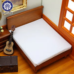 lit miniature classique bois marron clair matelas tête lit tissu uni blanc chambre poupée