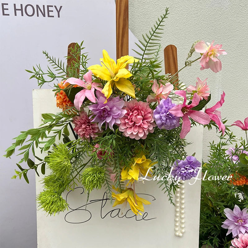 décoration intérieure moderne bouquet fleurs artificielles mixtes violet rose jaune orange verte blanches