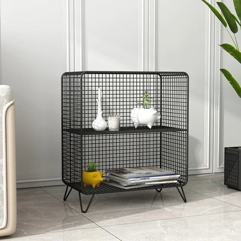 étagère moderne or gris métal maille trois niveaux livres plantes horloge lampe panier