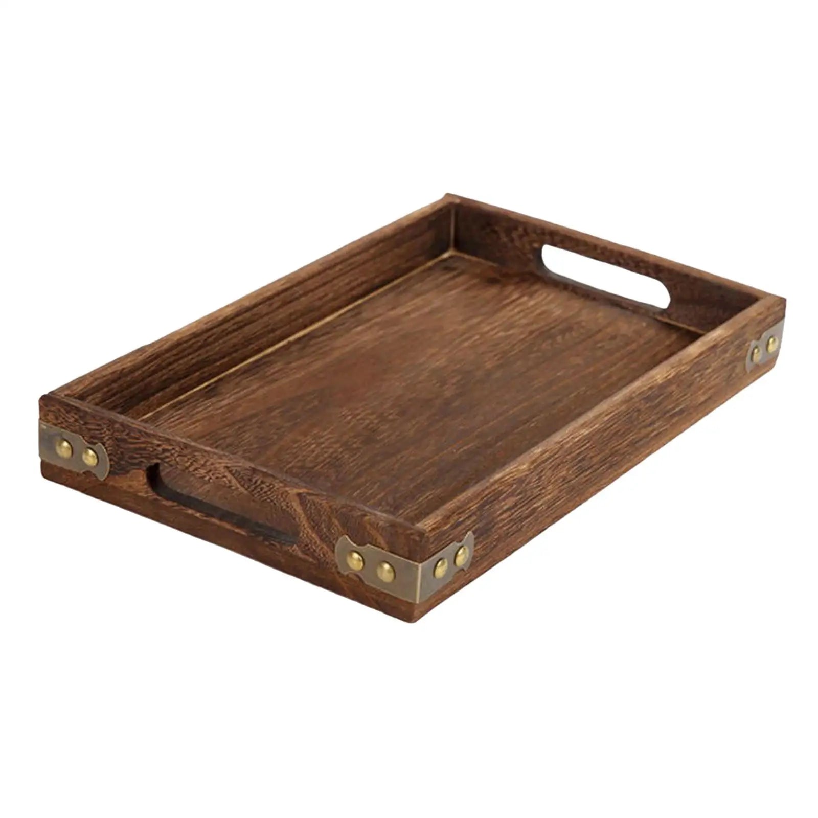 Plateau en bois sur bureau avec accessoires de décoration
