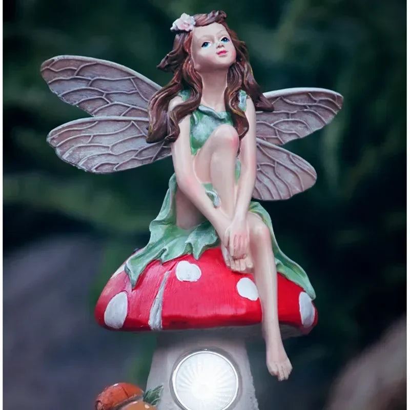 statuette féerique verte rouge blanc papillon champignon roche solaire nuit extérieur decoration cour