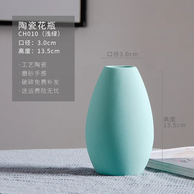 Vase en céramique vert menthe de forme fuselée, avec une hauteur de 13,5 cm et un diamètre de 3 cm, offrant un style moderne et une finition mate.