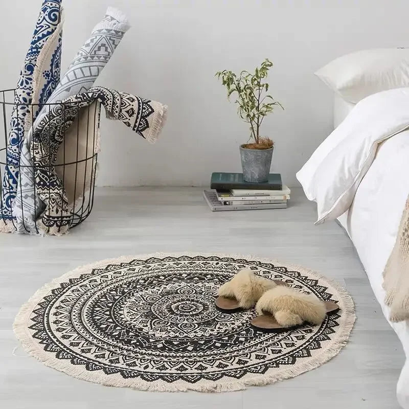 Tapis rond imprimé avec motifs ethniques et plante verte dans une chambre lumineuse et spacieuse.