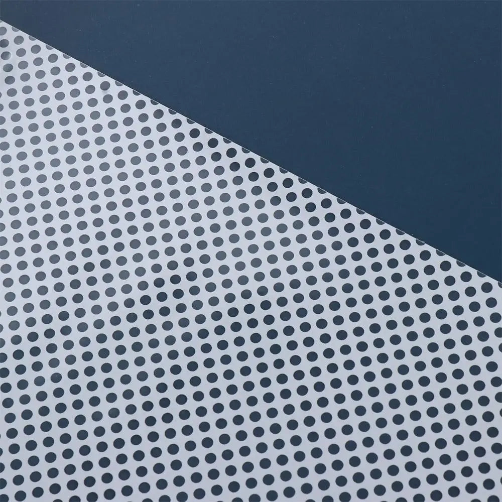 grille ventilation opaque moderne noir blanc perforations régulières fenêtre isolation thermique