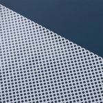 grille ventilation opaque moderne noir blanc perforations régulières fenêtre isolation thermique