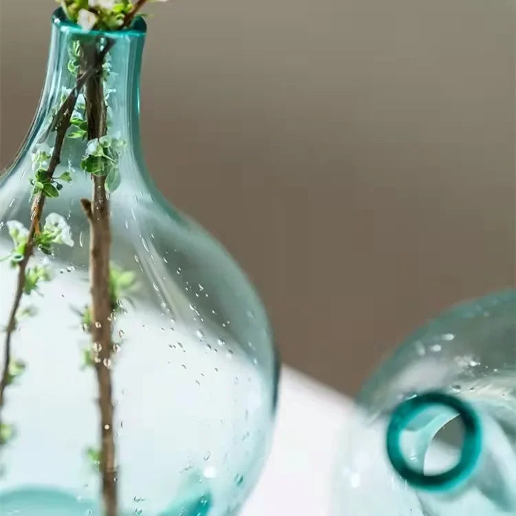 Vase en verre transparent en couleur bourgogne