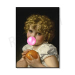 Une jeune fille bouclée avec des cheveux blonds souffle une bulle de chewing-gum tout en tenant une orange.