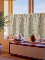 rideau fenêtre court brodé motifs floraux tissu texturé franges semi transparent rustique cuisine chambre