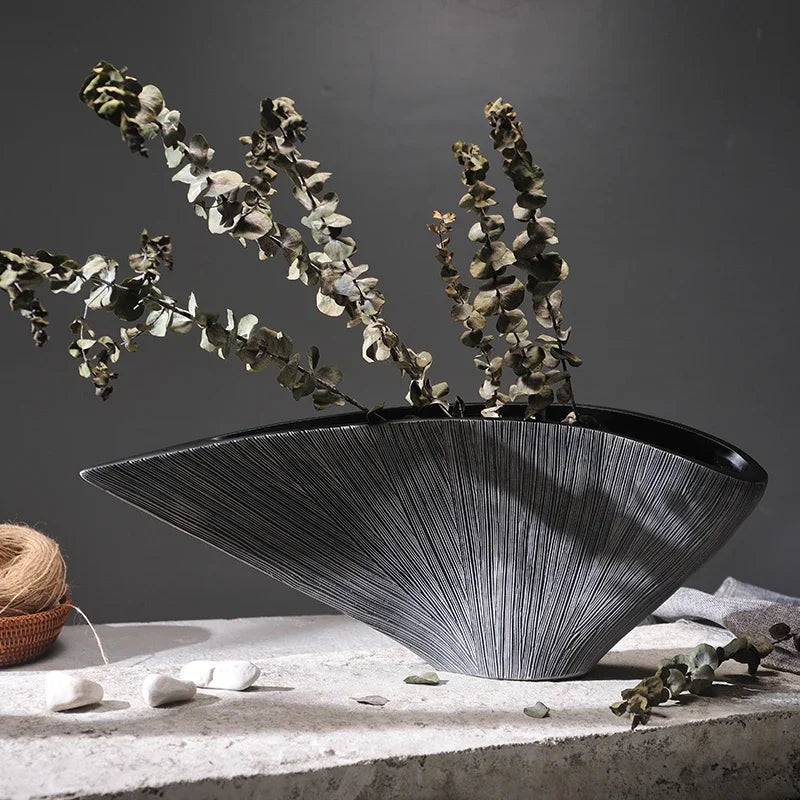 cache plat noir rayures fines moderne opacite vase table deco maison erotique echangisme erotique