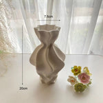 vase moderne blanc rayures fines porcelaine table arrangement floral accessoire maison minimaliste