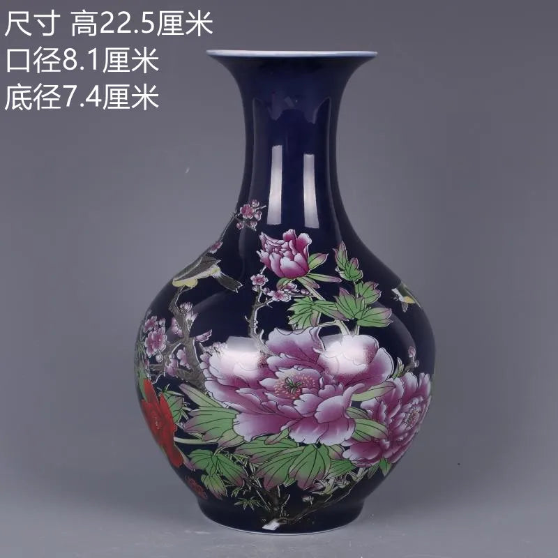 Un magnifique vase en céramique avec des fleurs de pivoines peintes en relief sur un fond bleu foncé, créant une scène élégante et traditionnelle.