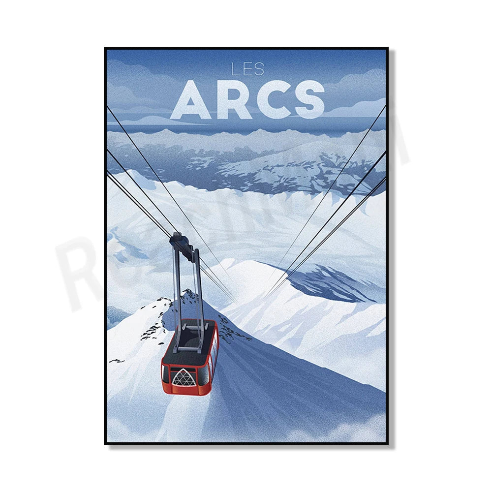 La télécabine surplombe un paysage enneigé de montagnes avec les Arcs écrit dans le ciel.