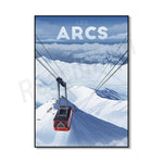 La télécabine surplombe un paysage enneigé de montagnes avec les Arcs écrit dans le ciel.