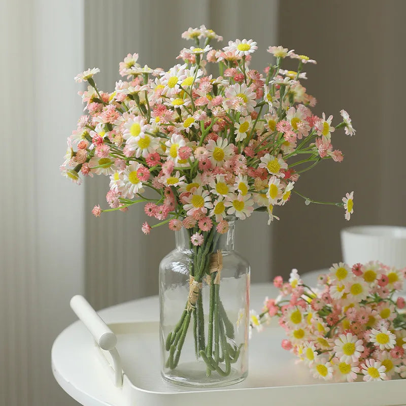décoration intérieure moderne bouquet artificiel fleurs colorées tiges vertes minimaliste