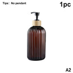 flacons savon liquide marron noir blanc rayures modernes pompes pression étiquettes bois shampoo conditioner