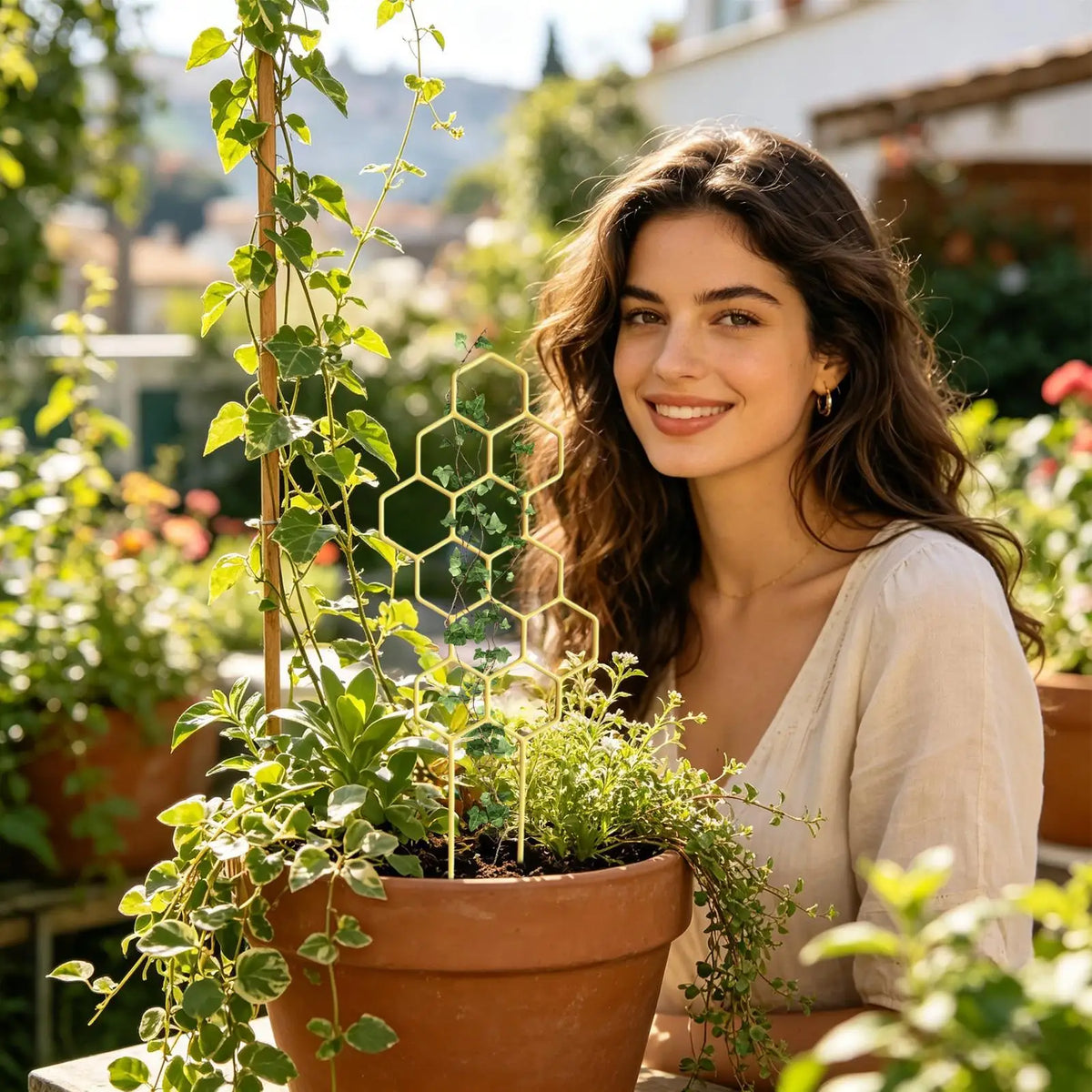 treillis plastique nid d'abeille jaune doré plantes grimpantes fleurs balcon jardin moderne minimaliste