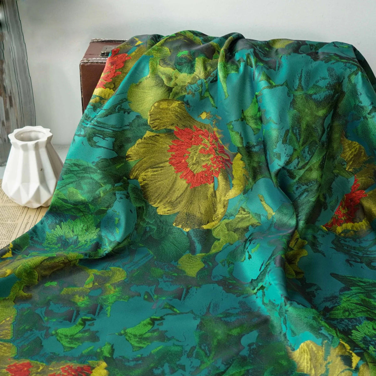 tissu imprimé floral vert rouge jaune noir motifs fleurs veste jupe sac coussin projet