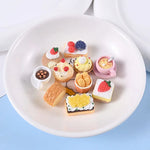 miniatures desserts blanc beige rouge vert bleu jaune crème gâteau biscuits fruits réaliste