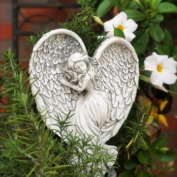 Statue ange résine blanc gris ailes plumes jardin extérieur tige métallique fleurs vertes blanches