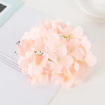 fleurs artificielles hortensia blanches roses bleues mariage extérieur bouquet décoration moderne minimaliste
