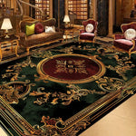 Un salon de style baroque avec un tapis richement décoré de motifs floraux dorés et un mobilier de luxe.