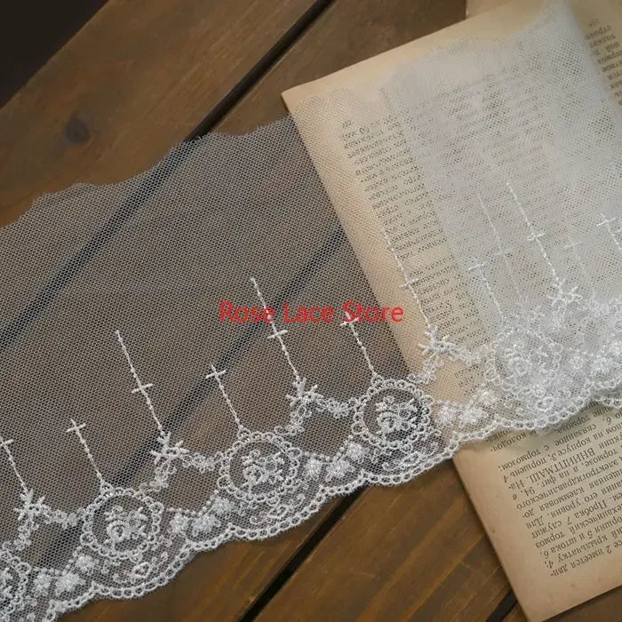 dentelle noire blanche florale dorée bordure dentelée motifs floraux élégants tulle translucidecoration mariage poupée
