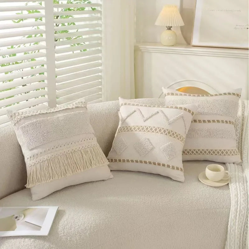 coussins décoratifs bohèmes crème motifs géométriques texture côtelée franges ethniques rusticité