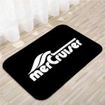 tapis moderne rouge noir blanc logo merCruiser points floraux antidérapant polyester pvc moussePE