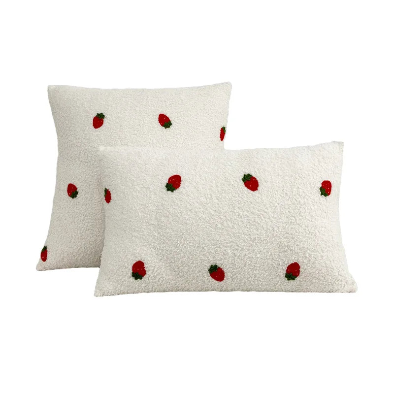 coussins blancs brodés fruits cerises fraises avocats texture bouclée moderne décoration canapé salon voiture