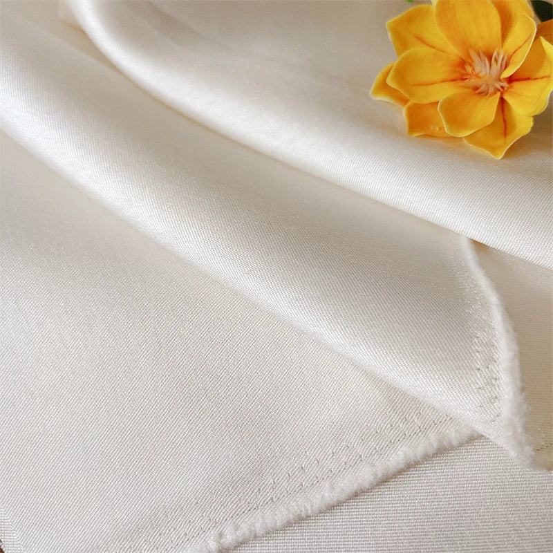 tissu charmeuse blanc crème rose jaune classique élégant romantique imperméable largeur 150cm plis légère