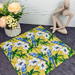 serviettes table papier motif tropical perroquets fleurs palmiers jaune bleu vert hibiscus pliées dépliées