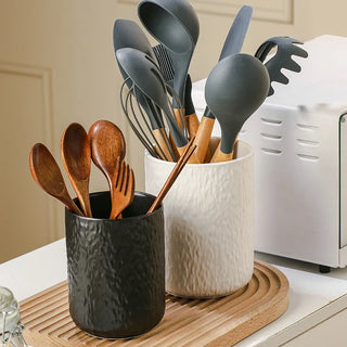 porte ustensiles céramique noir blanc rangement cuisine moderne minimaliste rusticité ustensiles fleurs artificielles