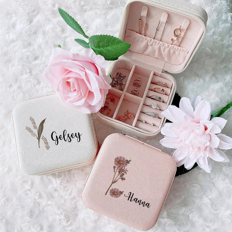 Boîte à bijoux posée sur une coiffeuse avec décoration