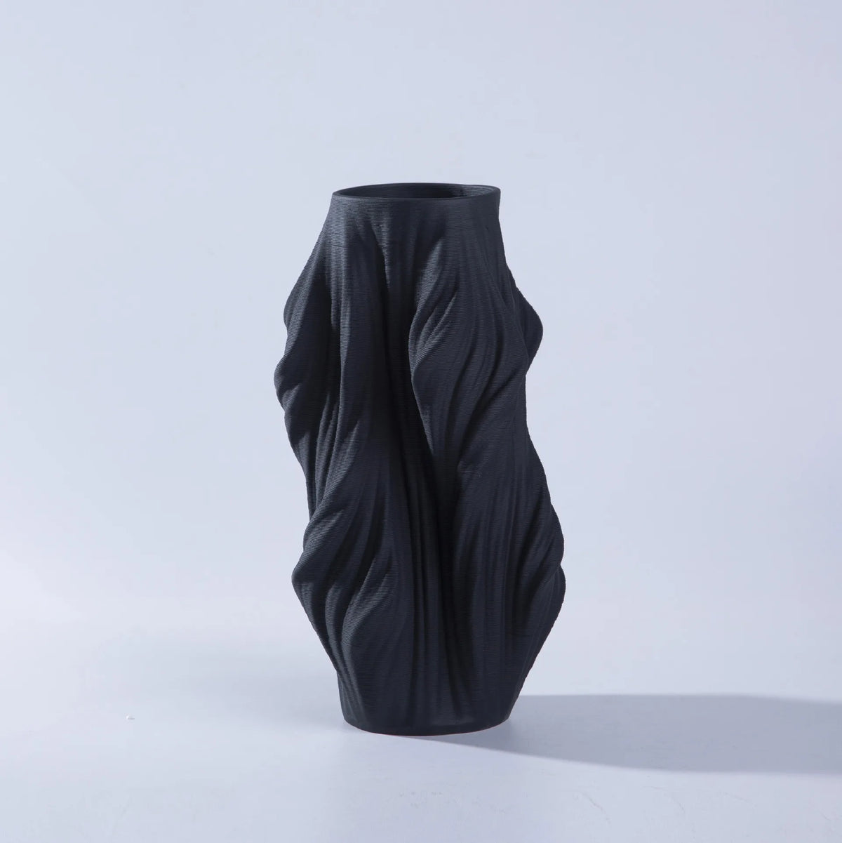 Vase contemporain porcelaine blanche noire bleue plissé moderne simple decoration table