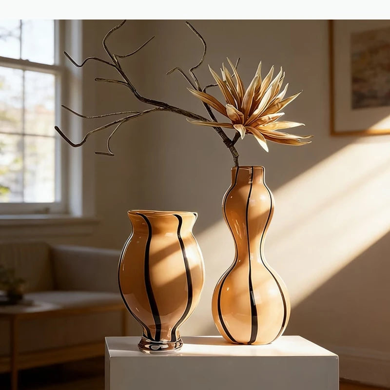 vases modernes translucides opaques motifs tourbillonnaires branches fleurs artificielles marron orange beige