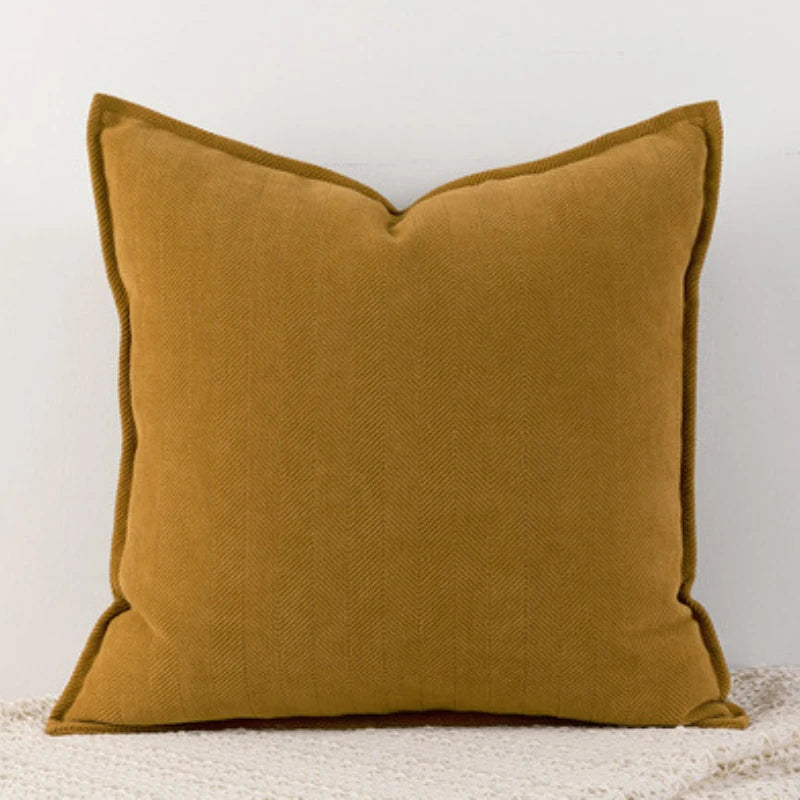 Coussin décoratif carré en velours doré, élégant et chic pour une décoration d'intérieur moderne.