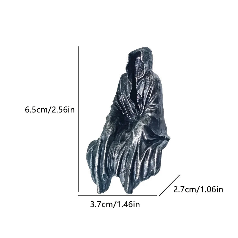 statue gothique personnage cape sombre décoration intérieure macabre noir gris foncé plissée froissée erotique