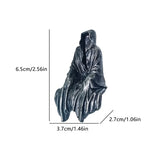 statue gothique personnage cape sombre décoration intérieure macabre noir gris foncé plissée froissée erotique