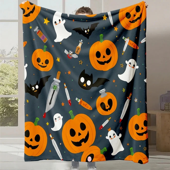 Cette image représente une couverture imprimée de motifs thématiques d'Halloween, avec des citrouilles, des fantômes, des chats noirs et d'autres éléments décoratifs.
