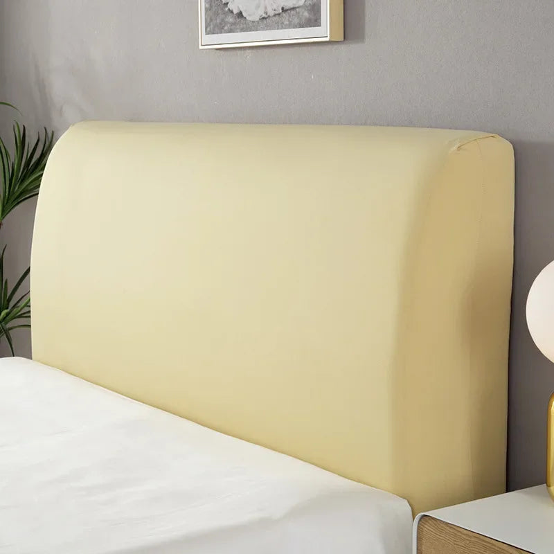 Housse de tête de lit blanche dans un intérieur lumineux et épuré