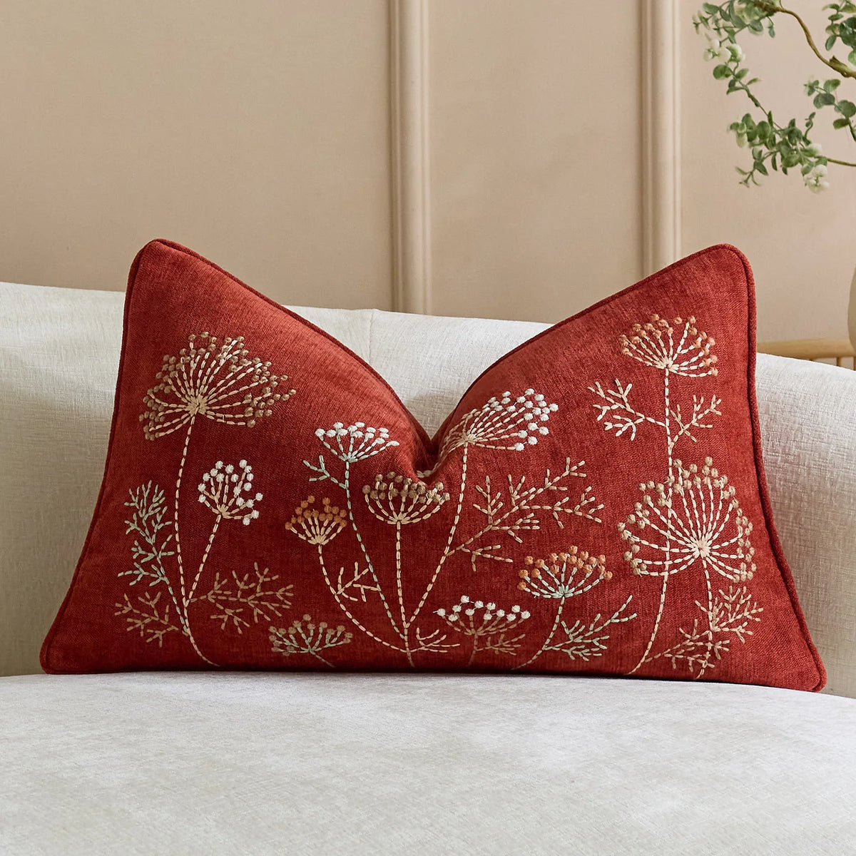 housse coussin carré brodé tissu chenille motif floral vert rouge décor maison lit sofa